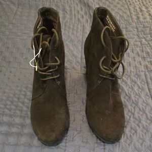 EUC CLARK'S LADIES WEDGE LEATHER ANKLE BOOTS-SIZE 9